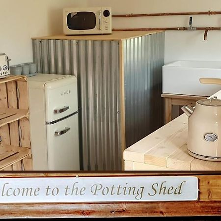 The Potting Shed Near Tenby, 100" Projector, Four Poster Bed, On-Site Hot Tub Access Via Spa Pack, Breakfast المظهر الخارجي الصورة