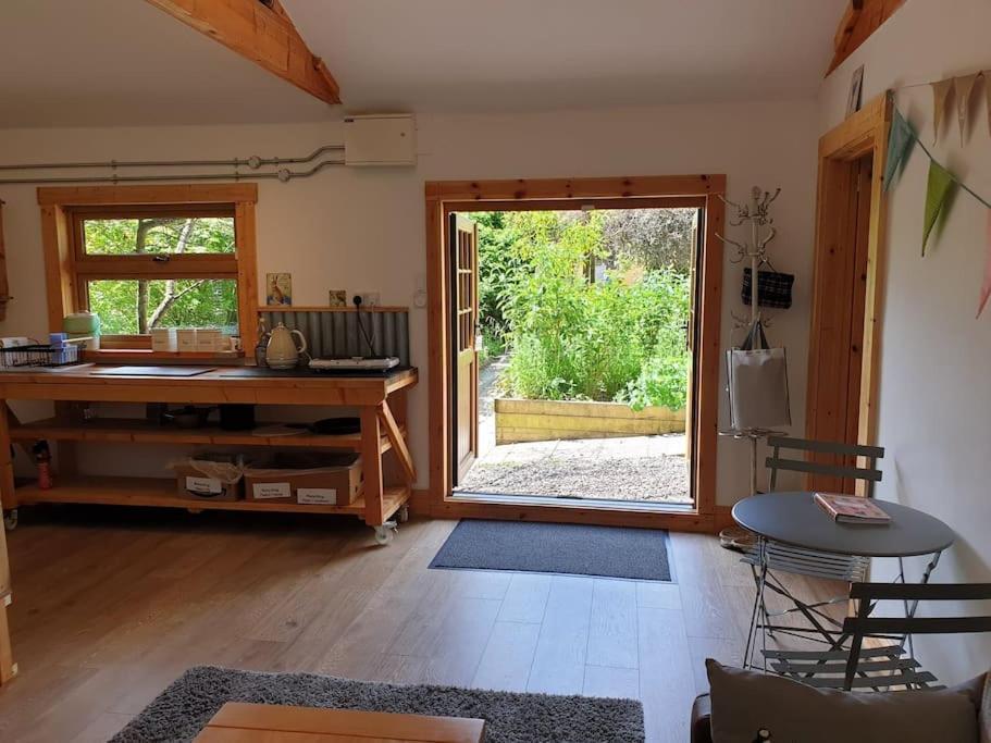 The Potting Shed Near Tenby, 100" Projector, Four Poster Bed, On-Site Hot Tub Access Via Spa Pack, Breakfast المظهر الخارجي الصورة