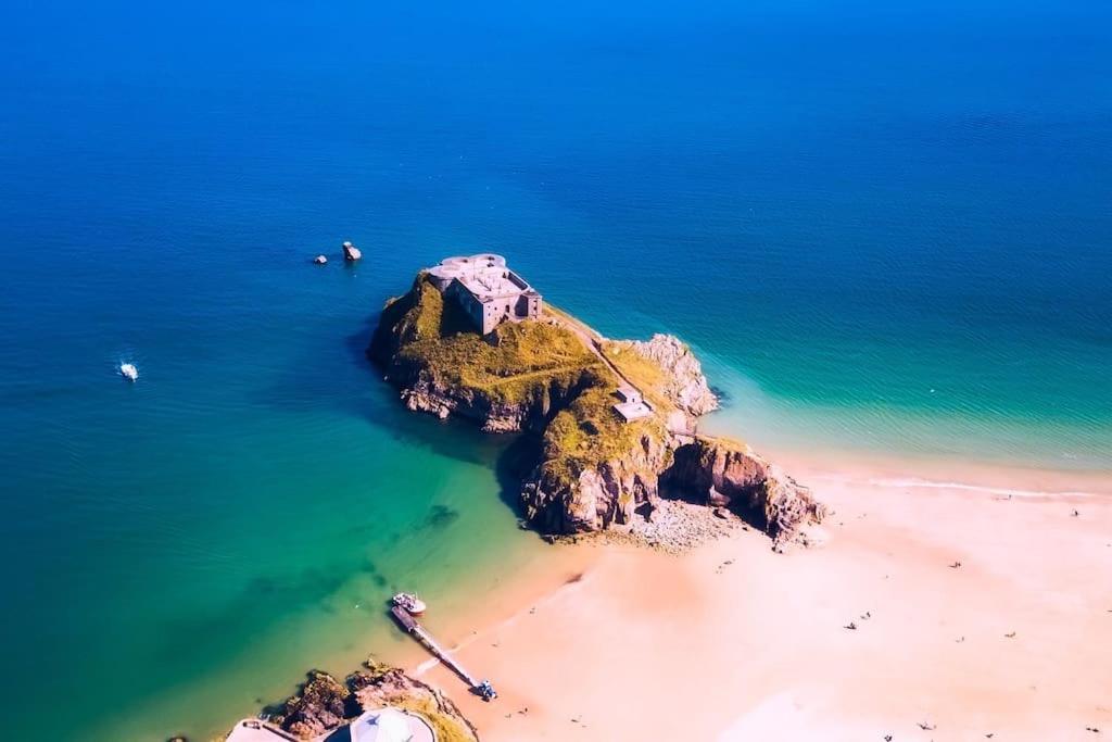 The Potting Shed Near Tenby, 100" Projector, Four Poster Bed, On-Site Hot Tub Access Via Spa Pack, Breakfast المظهر الخارجي الصورة