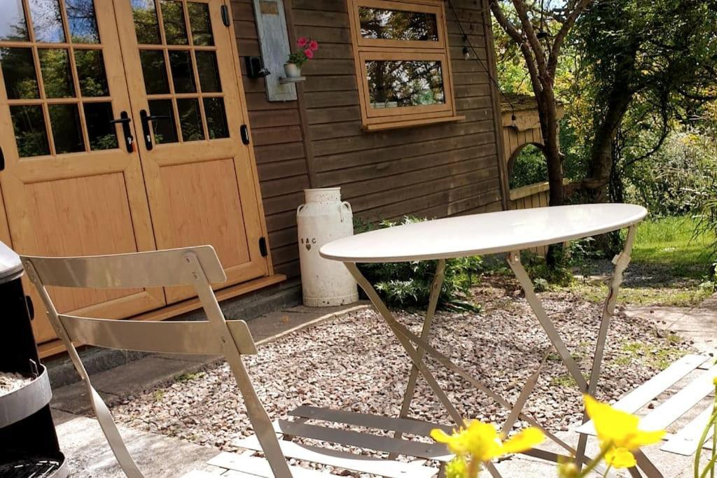The Potting Shed Near Tenby, 100" Projector, Four Poster Bed, On-Site Hot Tub Access Via Spa Pack, Breakfast المظهر الخارجي الصورة