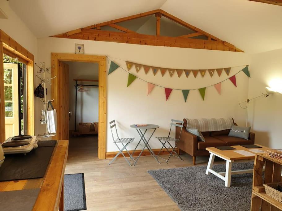 The Potting Shed Near Tenby, 100" Projector, Four Poster Bed, On-Site Hot Tub Access Via Spa Pack, Breakfast المظهر الخارجي الصورة