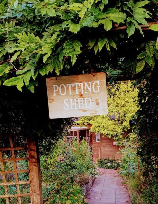 The Potting Shed Near Tenby, 100" Projector, Four Poster Bed, On-Site Hot Tub Access Via Spa Pack, Breakfast المظهر الخارجي الصورة