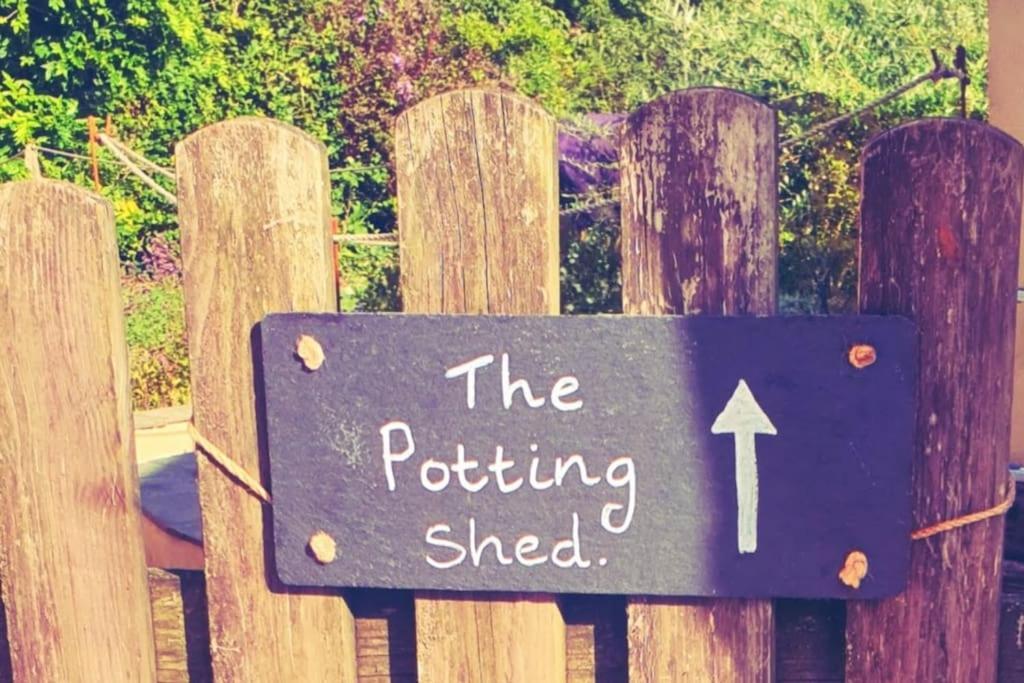 The Potting Shed Near Tenby, 100" Projector, Four Poster Bed, On-Site Hot Tub Access Via Spa Pack, Breakfast المظهر الخارجي الصورة
