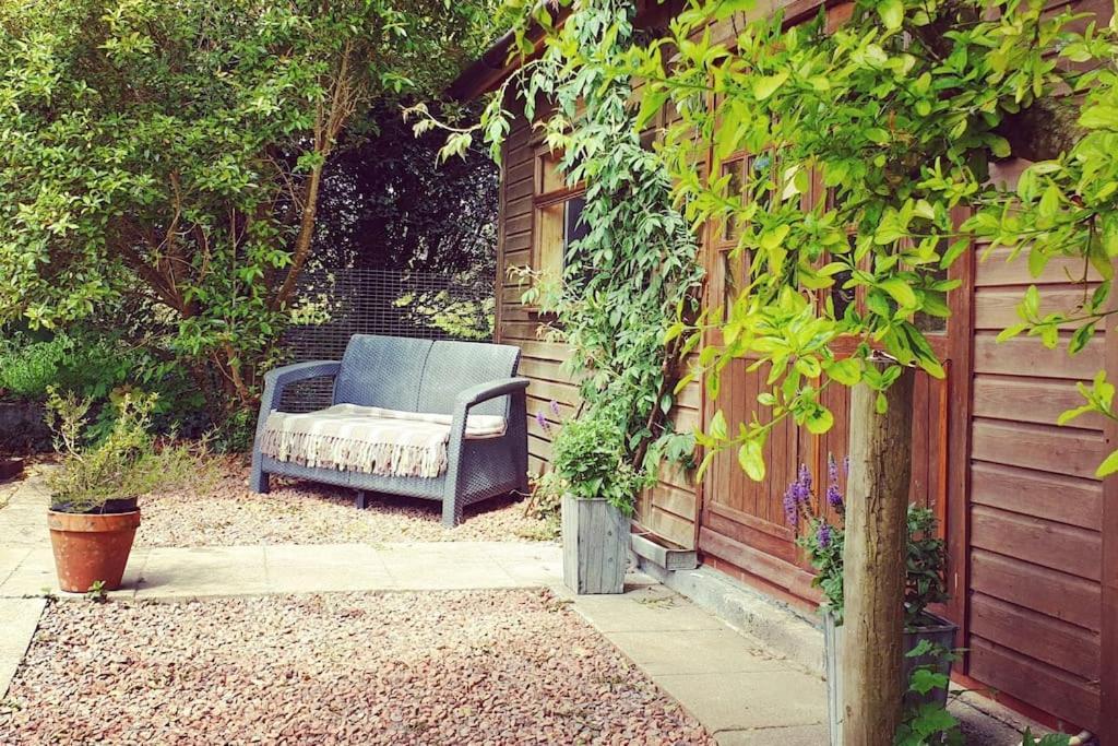 The Potting Shed Near Tenby, 100" Projector, Four Poster Bed, On-Site Hot Tub Access Via Spa Pack, Breakfast المظهر الخارجي الصورة