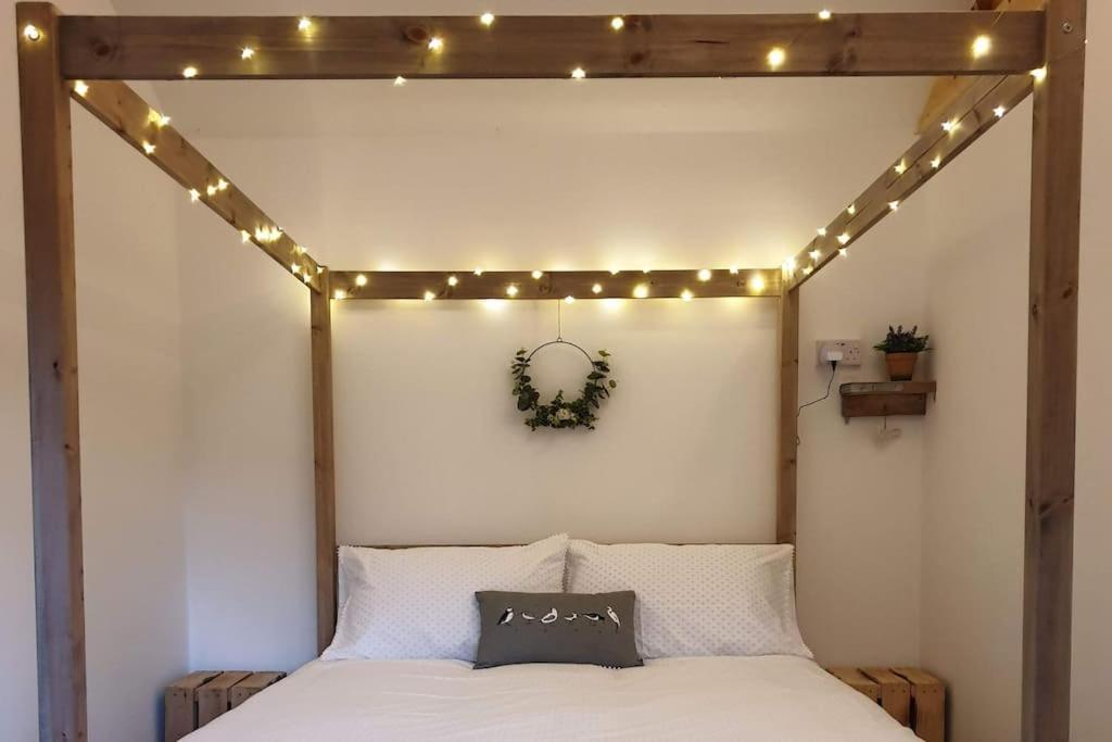 The Potting Shed Near Tenby, 100" Projector, Four Poster Bed, On-Site Hot Tub Access Via Spa Pack, Breakfast المظهر الخارجي الصورة