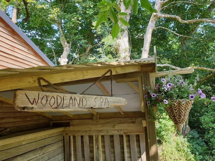 The Potting Shed Near Tenby, 100" Projector, Four Poster Bed, On-Site Hot Tub Access Via Spa Pack, Breakfast المظهر الخارجي الصورة